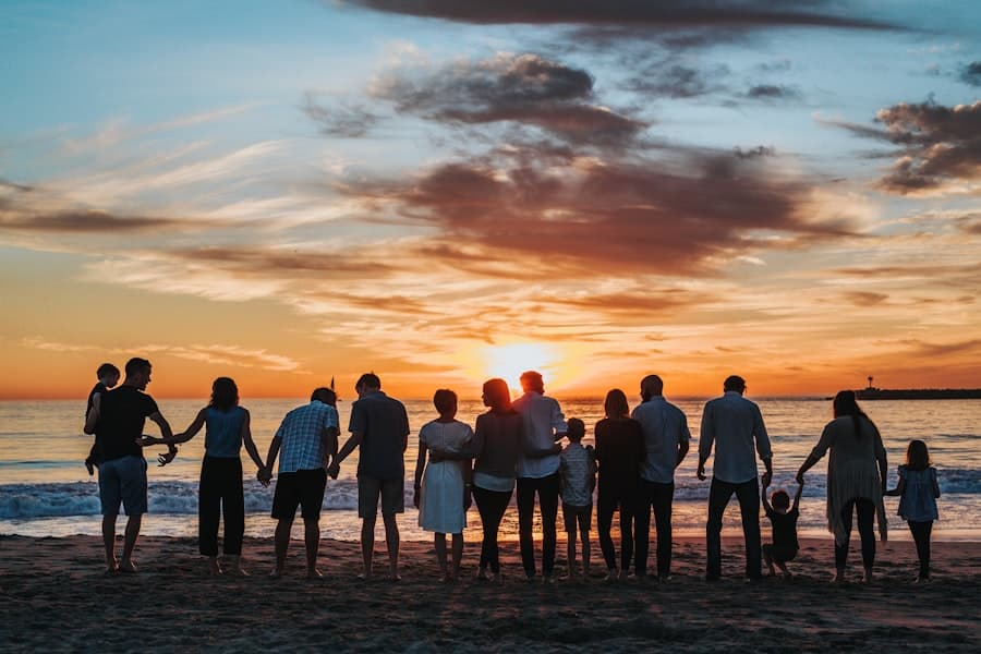 Porodica na plaži gleda zalazak sunca